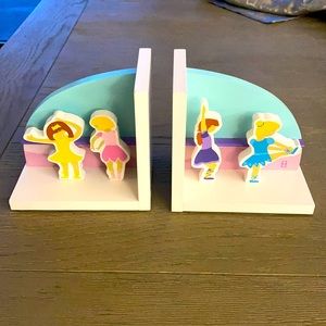 Book ends with ballet dancers